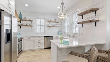 Casa (2 Bedrooms) | Cozinha privada | Geladeira, micro-ondas, fogão, cooktop