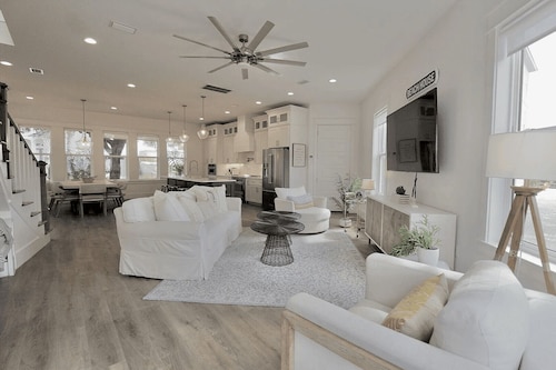 Jessa Blu by Avantstay Walk to Beach Pool + Gym