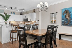 Interior - Emerald Isle Resort 405 by Avantstay Beachfront, Beach Chairs + Pool Access (Panama City Beach)