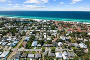 A coastal residential area with houses and a beach. - G By The Sea by Avantstay Bikes, Pool, Fire Pit, Bonfires Near Pier Park & Beaches (Panama City Beach)