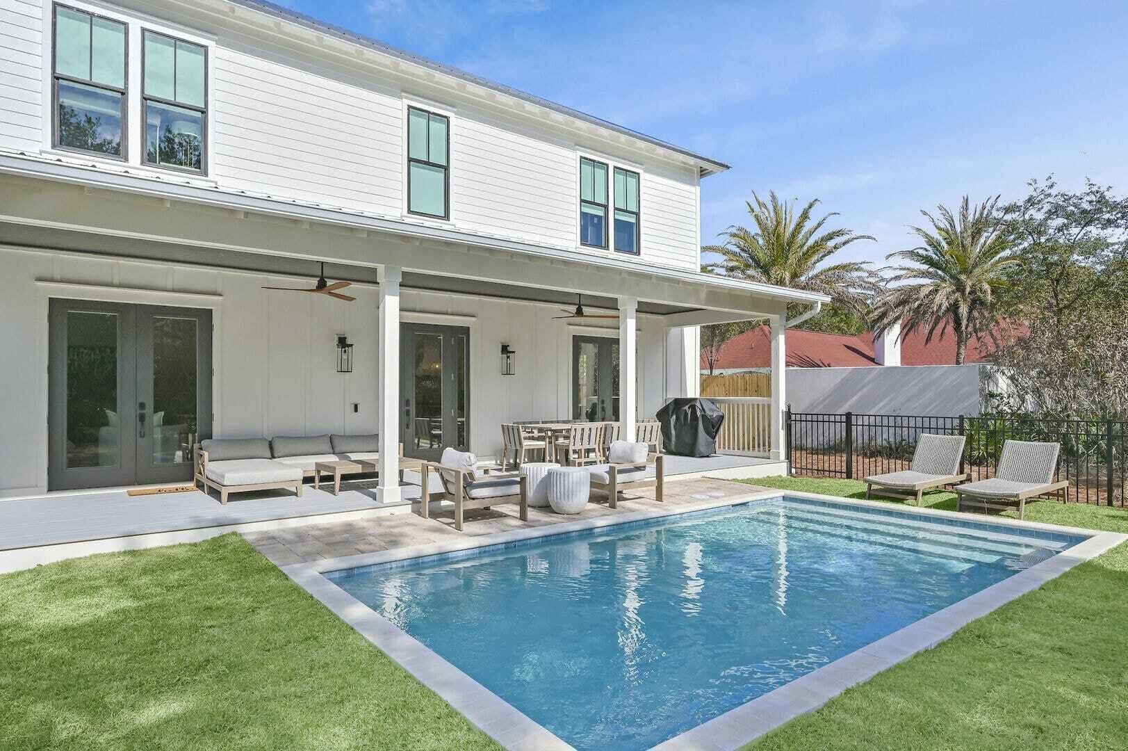 Una piscina al aire libre