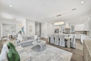 TV - Alibi 30A by Avantstay 6bdr, Private Pool, Steps to Beach (Panama City Beach)