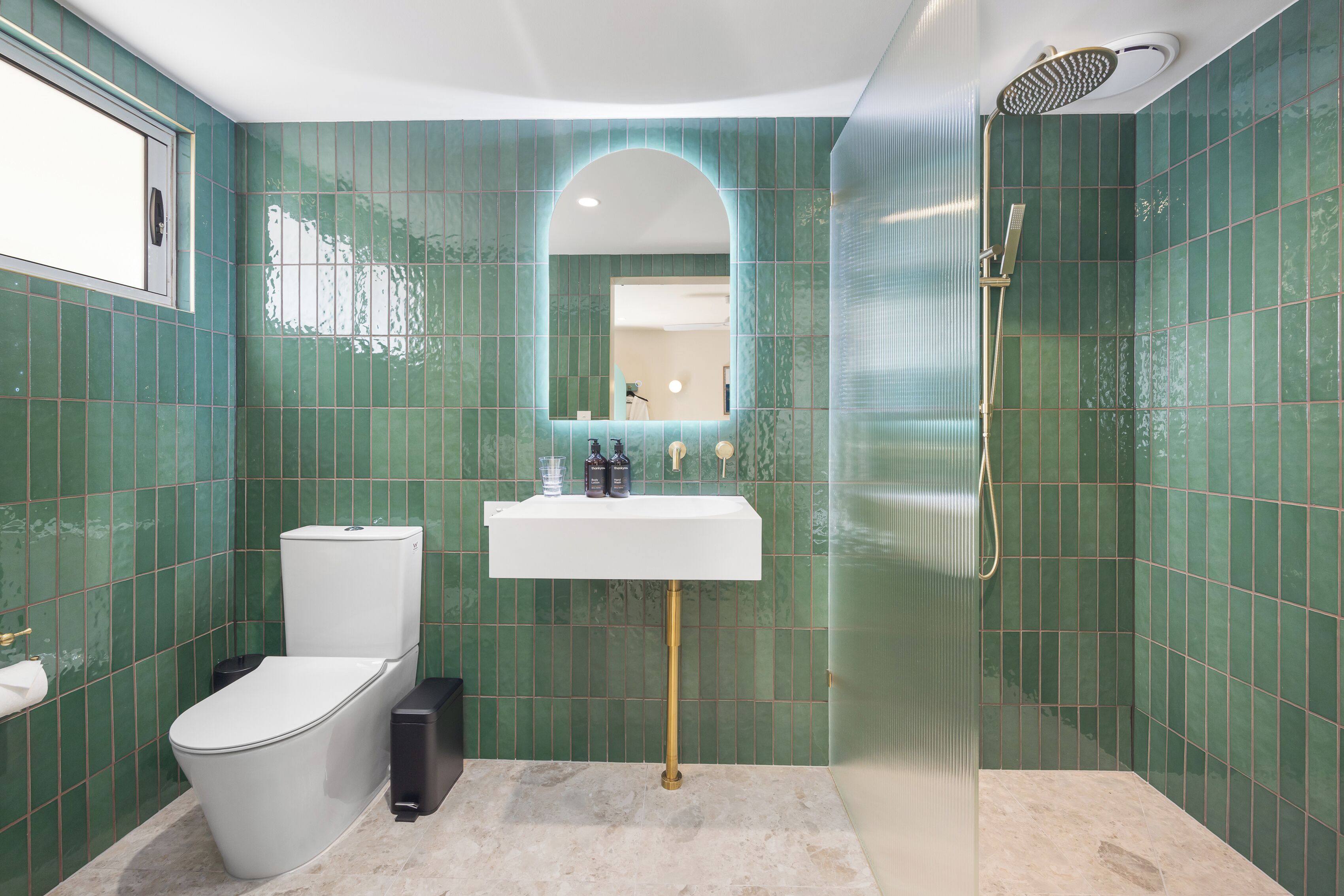 Ein Badezimmer mit Toilette, Waschbecken und Dusche.