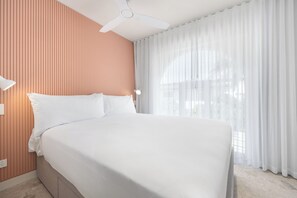 Premium bedding, pillow-top beds, iron/ironing board, free WiFi - The Shores Miami (Miami)