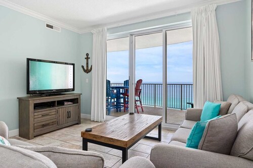 Beachfront Access, 2 Pools, Beach Service w/ Chairs Emerald Isle Resort 1308