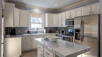 House (3 Bedrooms) | Interior