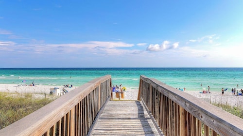 Holiday House by Avantstay Oceanview, Steps to Beach