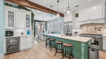 House (5 Bedrooms) | Interior