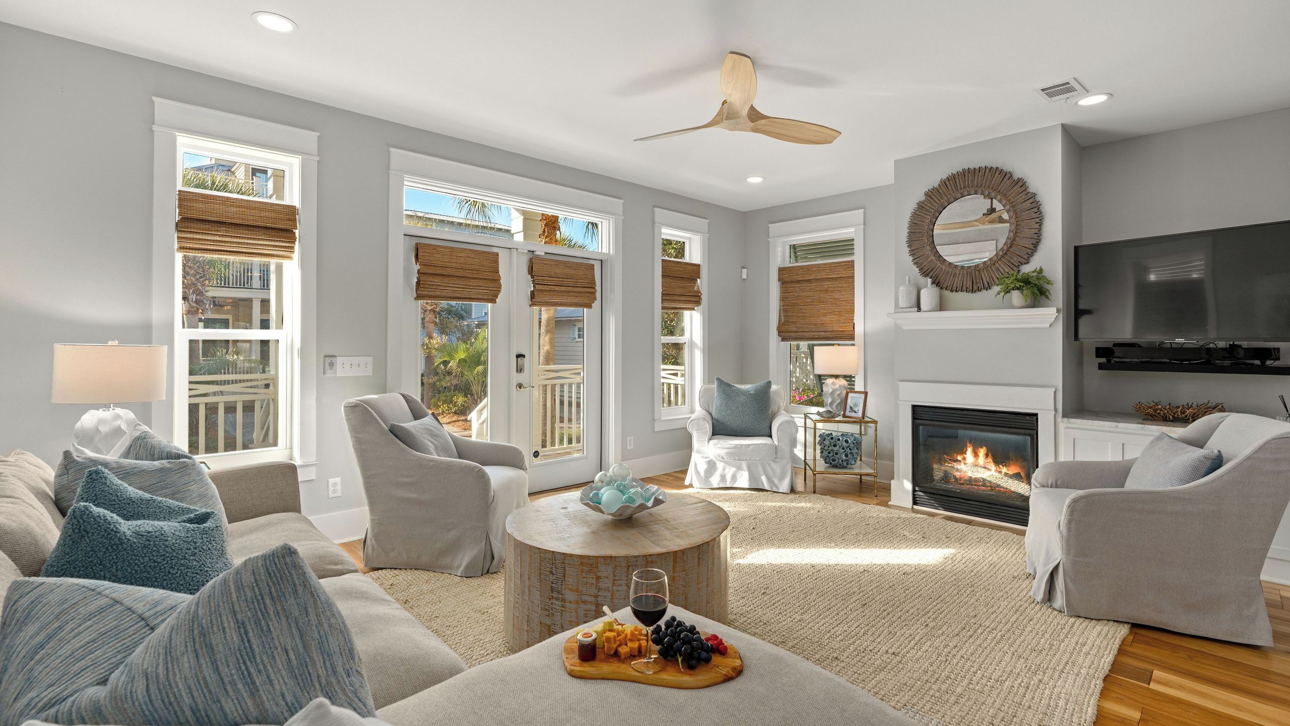 House (5 Bedrooms) | Living area