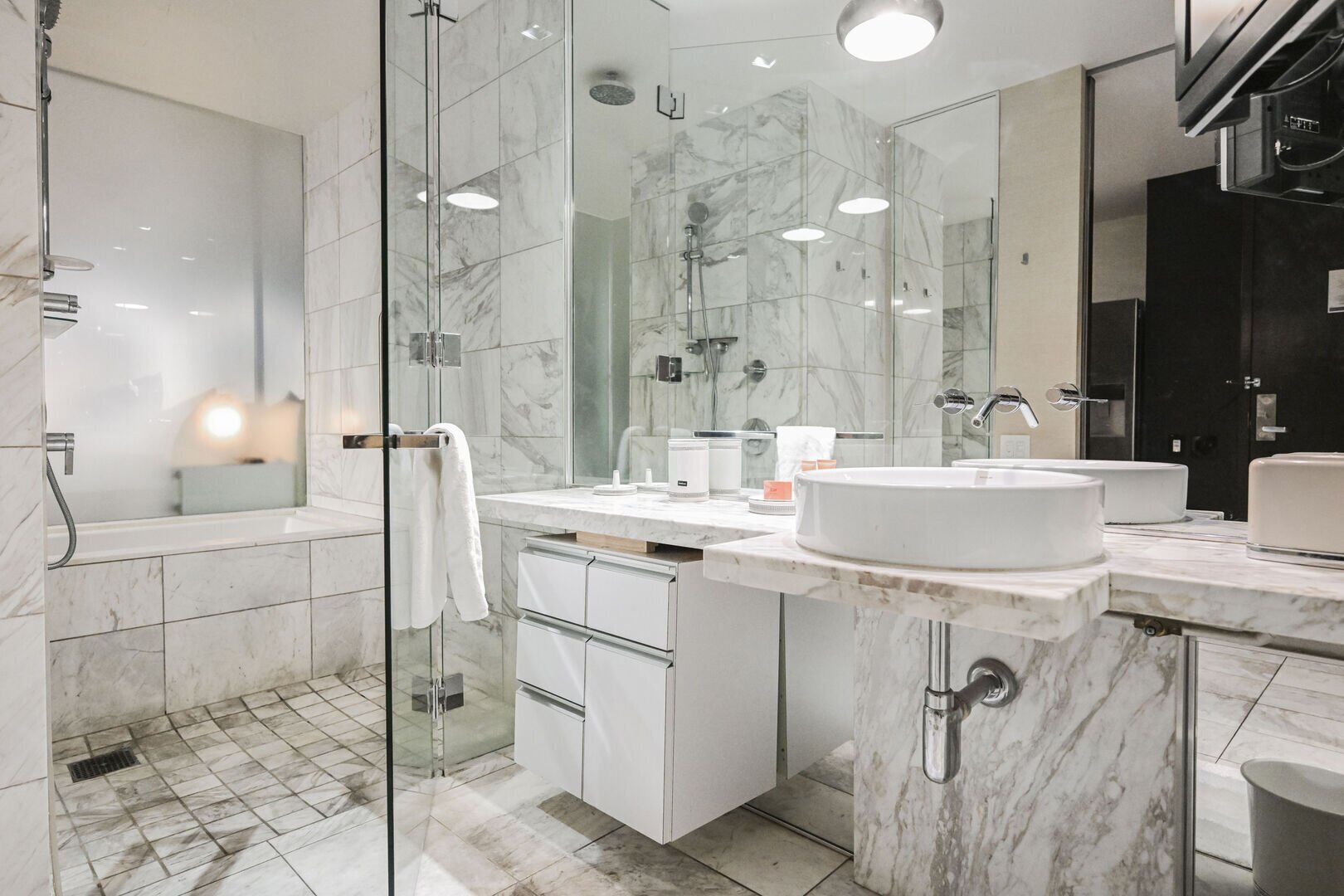 Dusj, boblebad, hårføner og håndklær