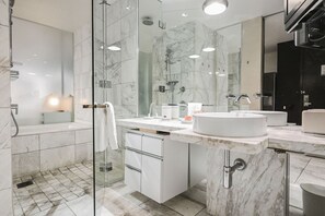 Dusche, Whirlpool, Haartrockner, Handtücher