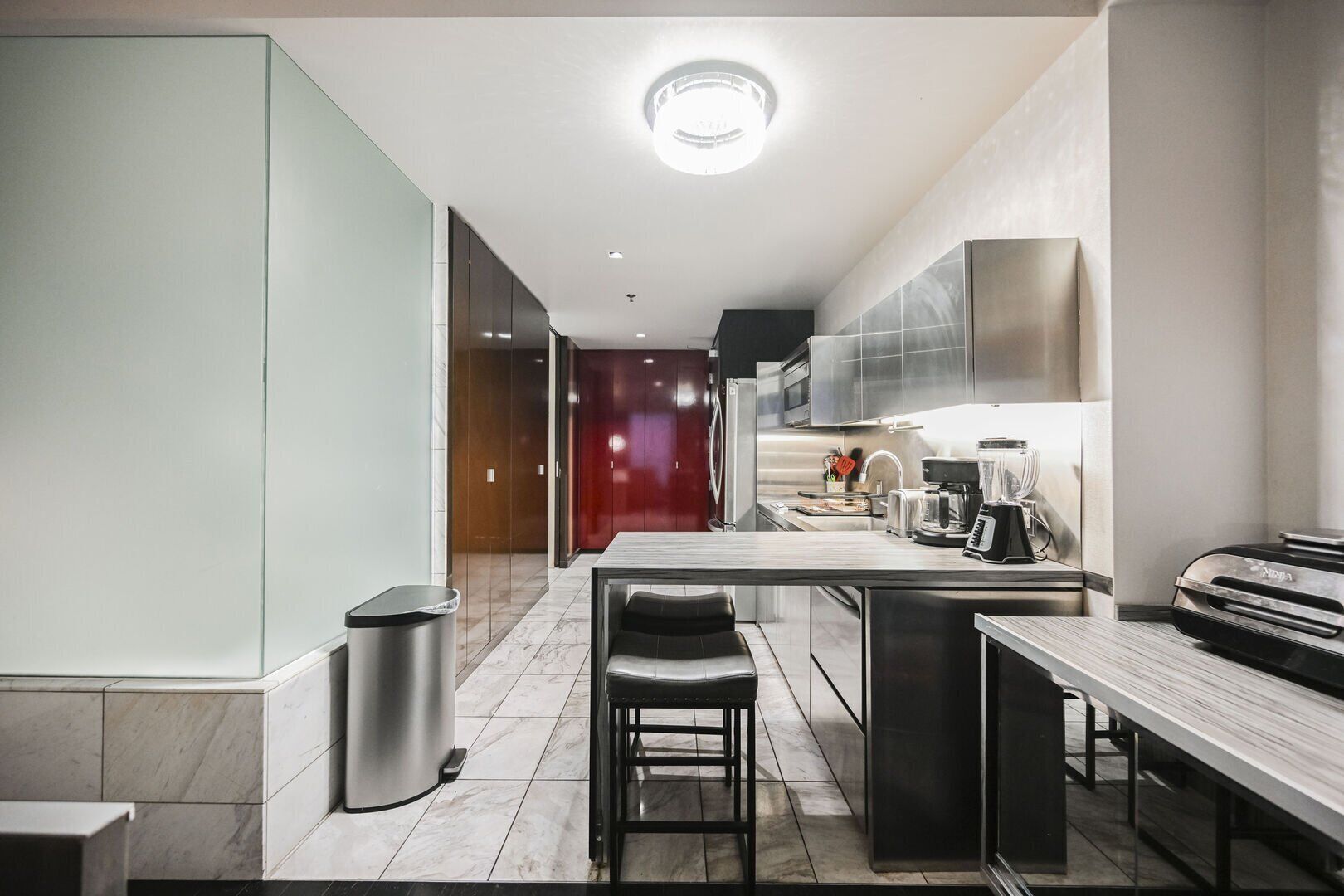 Kjøleskap, mikrobølgeovn, kokeplater og oppvaskmaskin