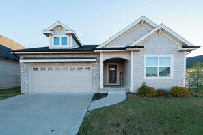 Exterior - The Rehoboth- Iowa -Entire Home, 4BR- Deluxe & Elegant, Great Location near I-35 (Ankeny)