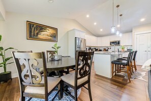 Dining - The Rehoboth- Iowa -Entire Home, 4BR- Deluxe & Elegant, Great Location near I-35 (Ankeny)