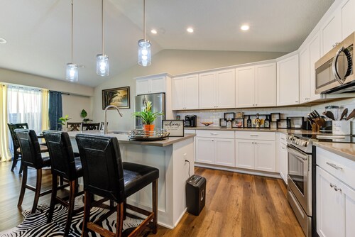 The Rehoboth- Iowa -Entire Home, 4BR- Deluxe & Elegant, Great Location near I-35