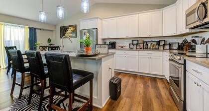 The Rehoboth- Iowa -Entire Home, 4BR- Deluxe & Elegant, Great Location near I-35