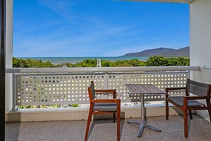 Property grounds - Waterfront Luxury with Panoramic Sea Views (Cairns North)