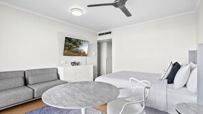 1 habitación, tabla de planchar con plancha y cuna de viaje 