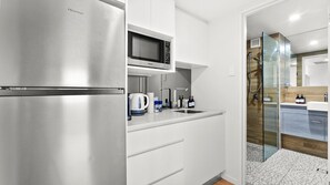 Réfrigérateur, four à micro-ondes, cafetière-théière, grille-pain