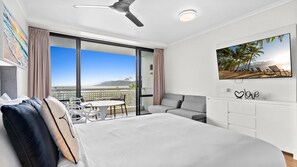 1 chambre, fer et planche à repasser, lit de bébé portatif