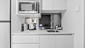 Refrigerador, microondas, cafetera y tetera y tostadora 