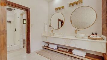 Douche, sĂšche-cheveux