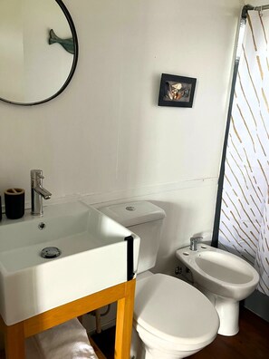 Dusj, bidé, håndklær og såpe