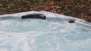 Un bain à remous avec des bulles visibles et un panneau de commande.