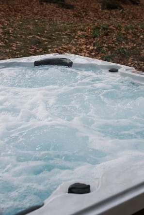 Un jacuzzi con burbujas visibles y un panel de control.