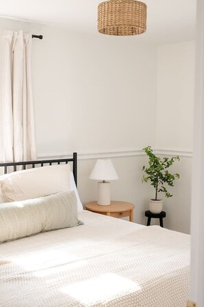 4 habitaciones, escritorio y tabla de planchar con plancha 