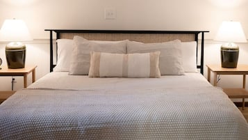 4 chambres, bureau, fer et planche à repasser, lit de bébé portatif