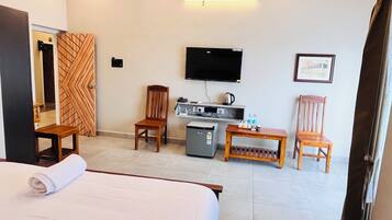 Camera Premium, vista montagna | 1 camera, una scrivania, Wi-Fi gratuito, lenzuola