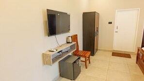 1 bedroom, desk, free WiFi, bed sheets