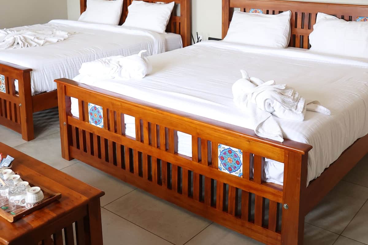 Perhesviitti | Työpöytä, ilmainen Wi-Fi, vuodevaatteet