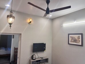 1 bedroom, desk, free WiFi, bed sheets