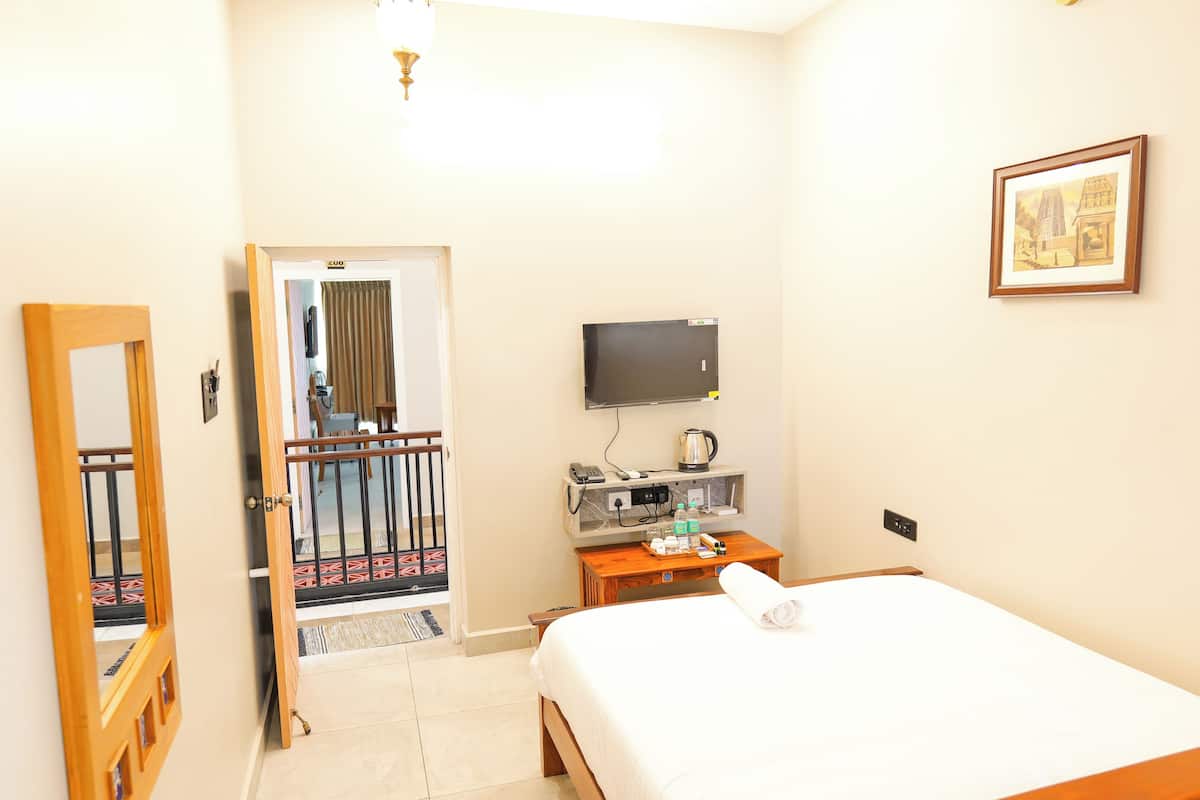 1 bedroom, desk, free WiFi, bed sheets