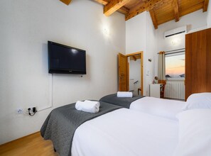 2 habitaciones, muebles diferentes y tabla de planchar con plancha 