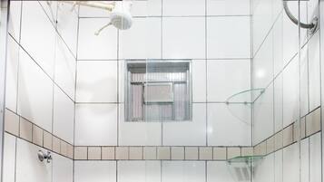 Chuveiro, toalhas de banho, sabonete, papel higiênico