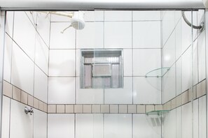 Shower, towels, soap, toilet paper - CMC Guesthouse (Taguatinga)