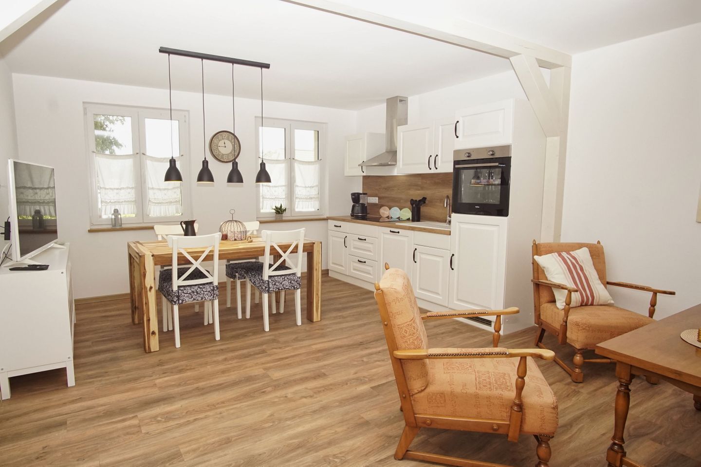 Coffee/tea maker, fridge, oven, stovetop