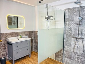 Dusche, Haartrockner, Handtücher