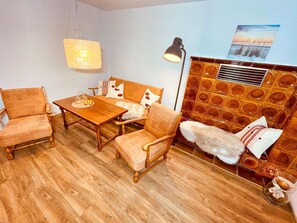 Una televisión, un reproductor estéreo