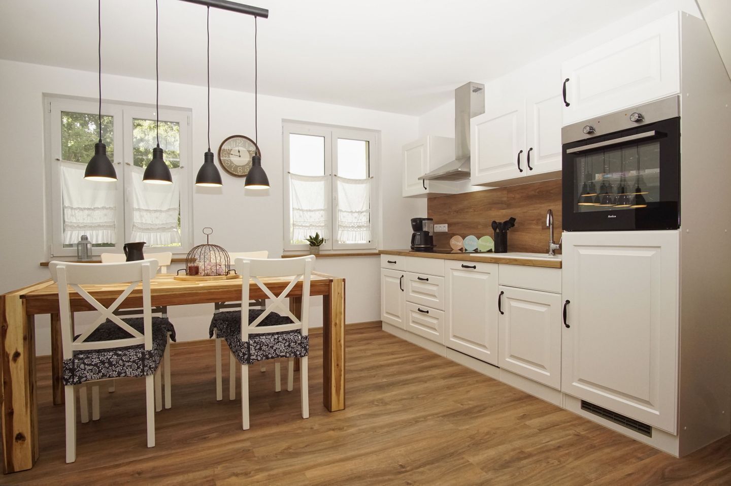 Coffee/tea maker, fridge, oven, stovetop
