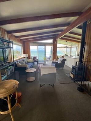 Smart TV, fireplace - Charming Waharau seaside holiday house close to regional park. (Whakatiwai)