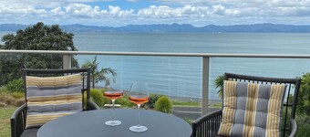 Charming Waharau seaside holiday house close to regional park.