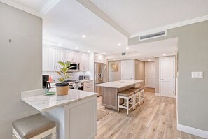 Frigorífico, microondas, placa de cocina y lavavajillas