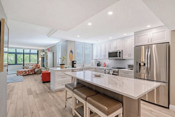 Fridge, microwave, stovetop, dishwasher