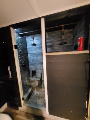 Towels, toilet paper - Enjoyable 2 bedroom apartment with hot tub access.  (South Wales)