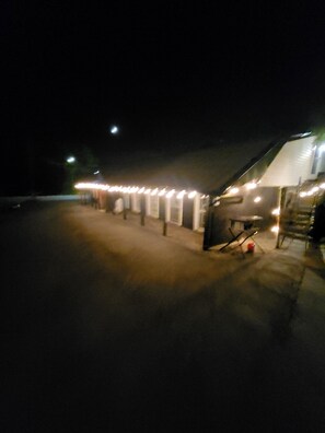 En bygning med et overdækket område og en trappe op til en anden etage.