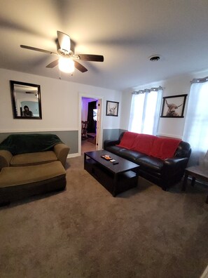 Smart TV - Enjoyable 2 bedroom apartment with hot tub access.  (South Wales)